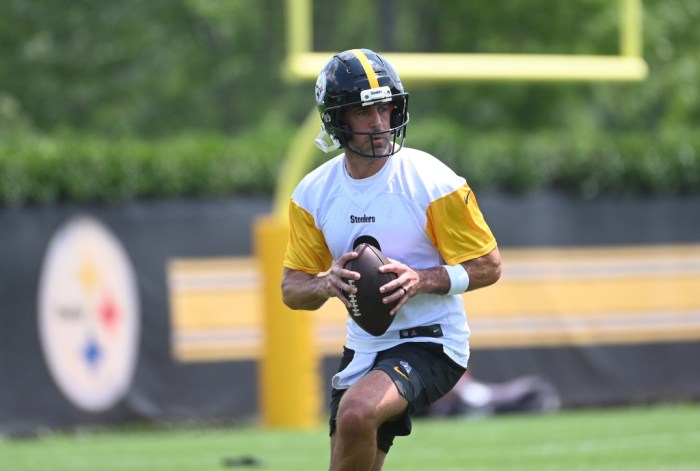 Aaron Rodgers complains about helmet change at Steelers minicamp | Fox News Aaron rodgers arrives pittsburgh expected sign deal