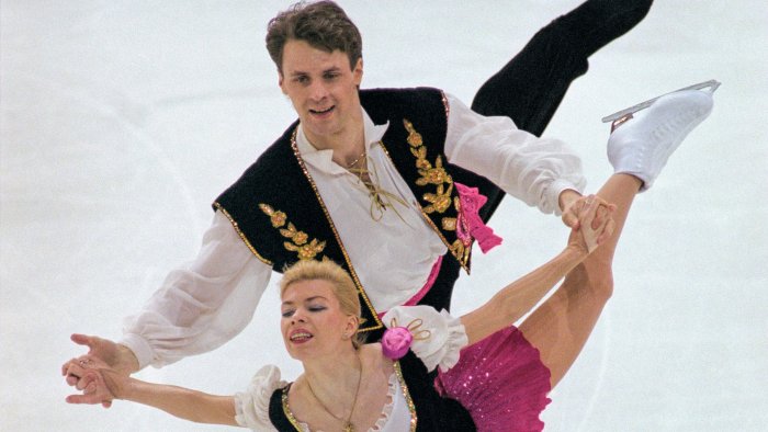 Figure Skaters Among Passengers on Plane That Crashed Outside ... Plane crash devastates figure skating community