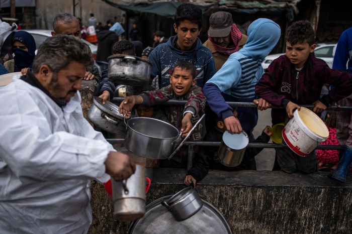 Photo: Displaced Palestinians Receive Aid Distributed by UNRWA in ... Palestinians dangerous ordeal reach israeli approved aid