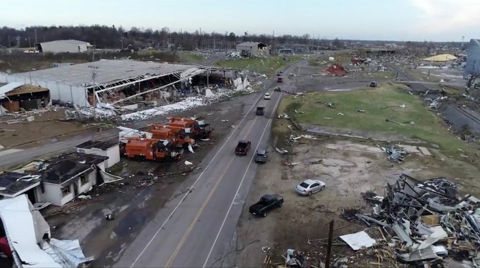 Kentucky tornado survivors are picking up the pieces, facing ... Tornadoes midwest south kentucky