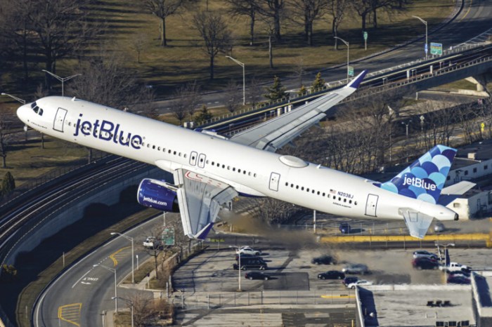 How the Jetblue, Spirit merger could impact travelers - CBS News Jetblue not pursuing merger with united airlines says ceo