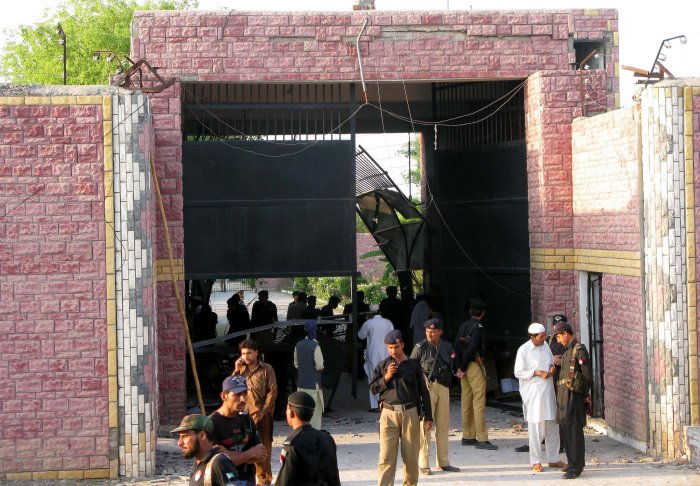 13 prisoners on the run after violent jailbreak in Pakistan | CNN Dozens inmates escape pakistani jail after earthquakes says official