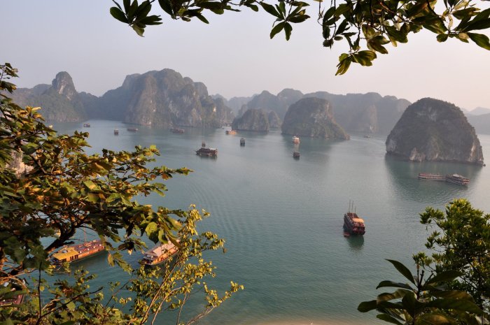 Photo: Baie d'Ha Long - Vietnam Vietnam advances plans international financial centre trade risks grow
