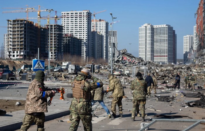 Guerre en Ukraine : ce qu'il faut retenir au 223e jour de l'invasion russe Ukraine presidents chief staff us talks defence support