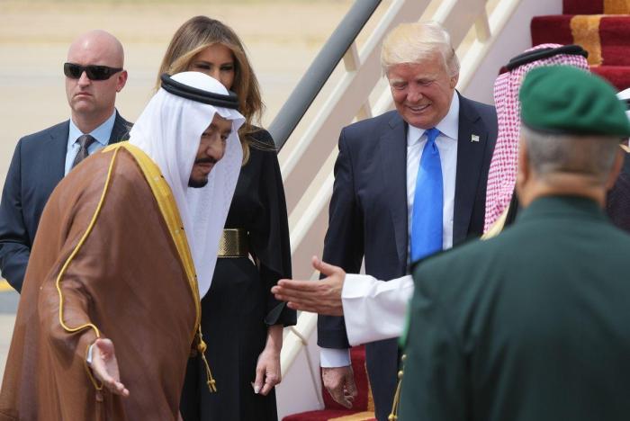 Trump's Saudi trip: Thumbs up and other 'controversies' - BBC News Trump middle east saudi trip