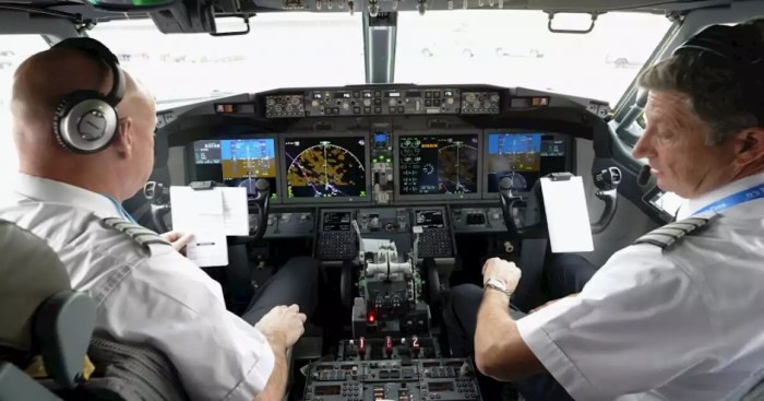 Secondary cockpit barriers to be fitted to avert future 9/11 Us airlines want faa delay secondary flight deck barrier requirement