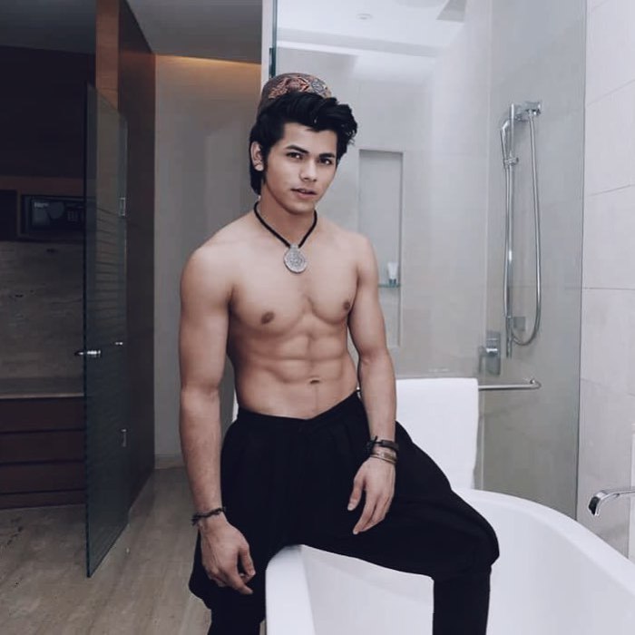 Siddharth Nigam's Shirtless Picture Takes Social Media by Storm! | IWMBuzz Social media tang siddarth weyl