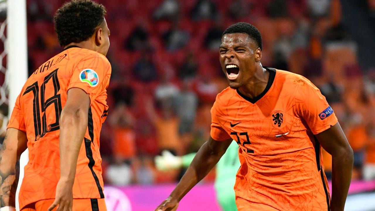 'Completely lost his head' - Denzel Dumfries confronts Argentina ... Depay dumfries earn netherlands 2 0 win finland