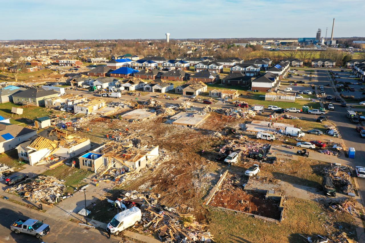 Tornadoes rip through Midwest Tornadoes midwest south kentucky