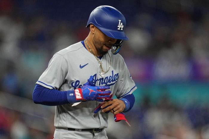 Dodgers mookie betts sidelined due stubbed toe