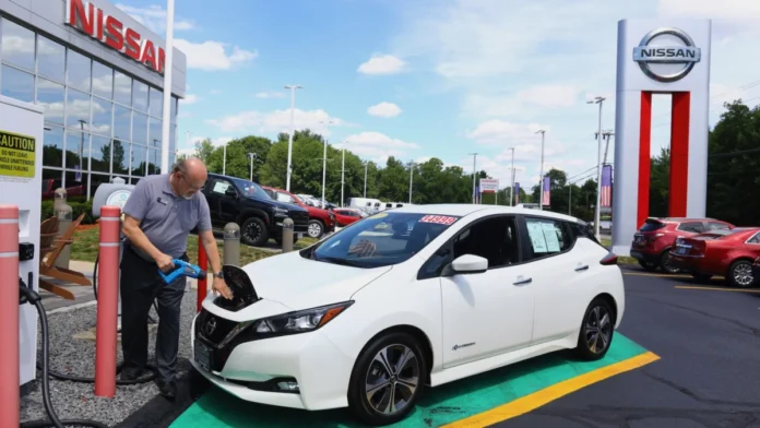 high-gas-prices-fail-to-spark-american-ev-surge-as-consumers-pivot-toward-hybrid-alternatives