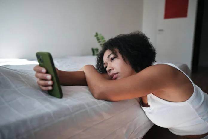 social-medias-cognitive-tax-new-research-reveals-how-digital-scrolling-drives-impulse-buys-and-shapes-consumer-response-to-explicit-advertising