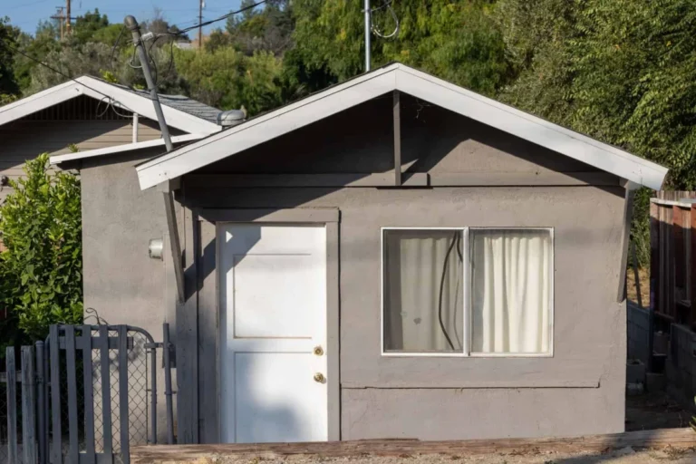 The Rise of the Accessory Dwelling Unit: Navigating Regulatory Landscapes, Financial Realities, and Strategic Design for Modern Homeowners