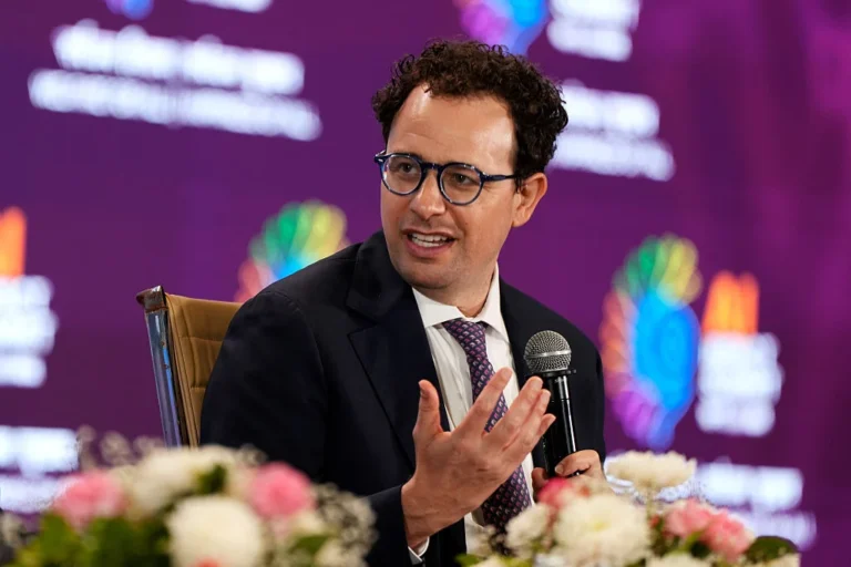 Anthropic CEO Dario Amodei Outlines Strategies to Pace Frontier AI Development as Industry Safety Debates Intensify