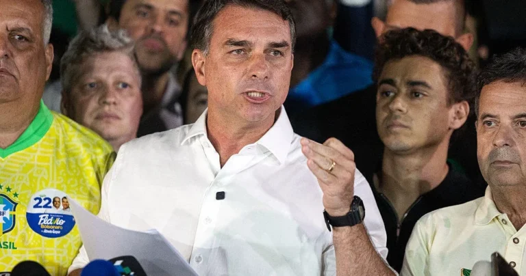 Flávio Bolsonaro and Family Granted U.S. Visas Following Defeat in Brazilian Presidential Election